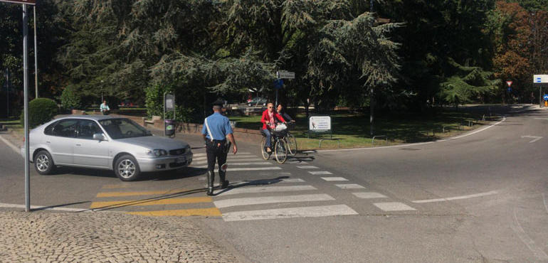 come attraversare sulle strisce pedonali in bicicletta